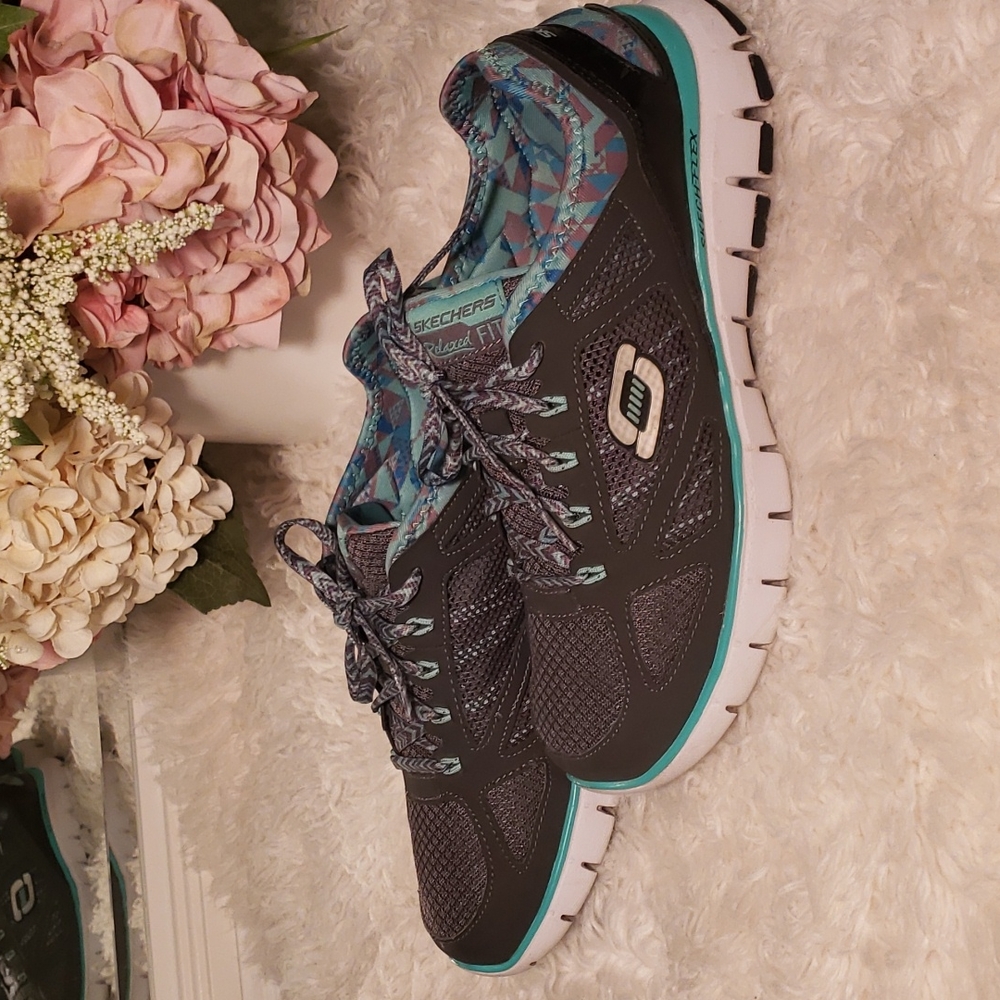 Skechers memory foam 9.5 gray green